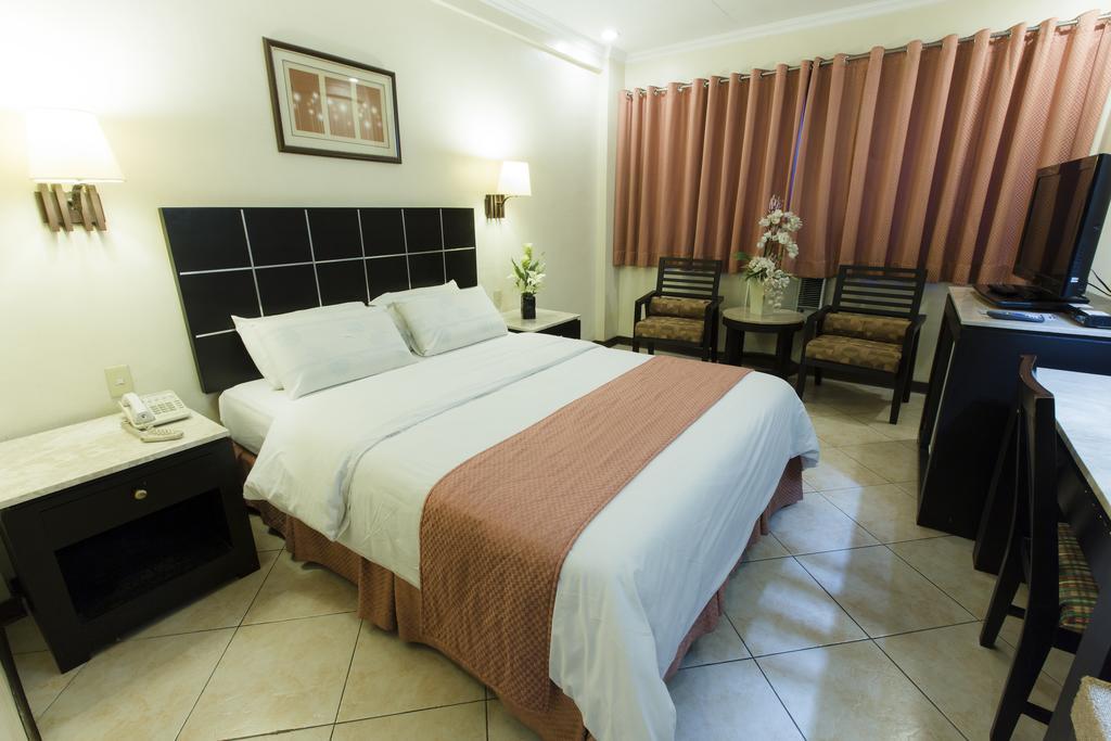 Goldenfield Kundutel Hotel Баколод Екстериор снимка